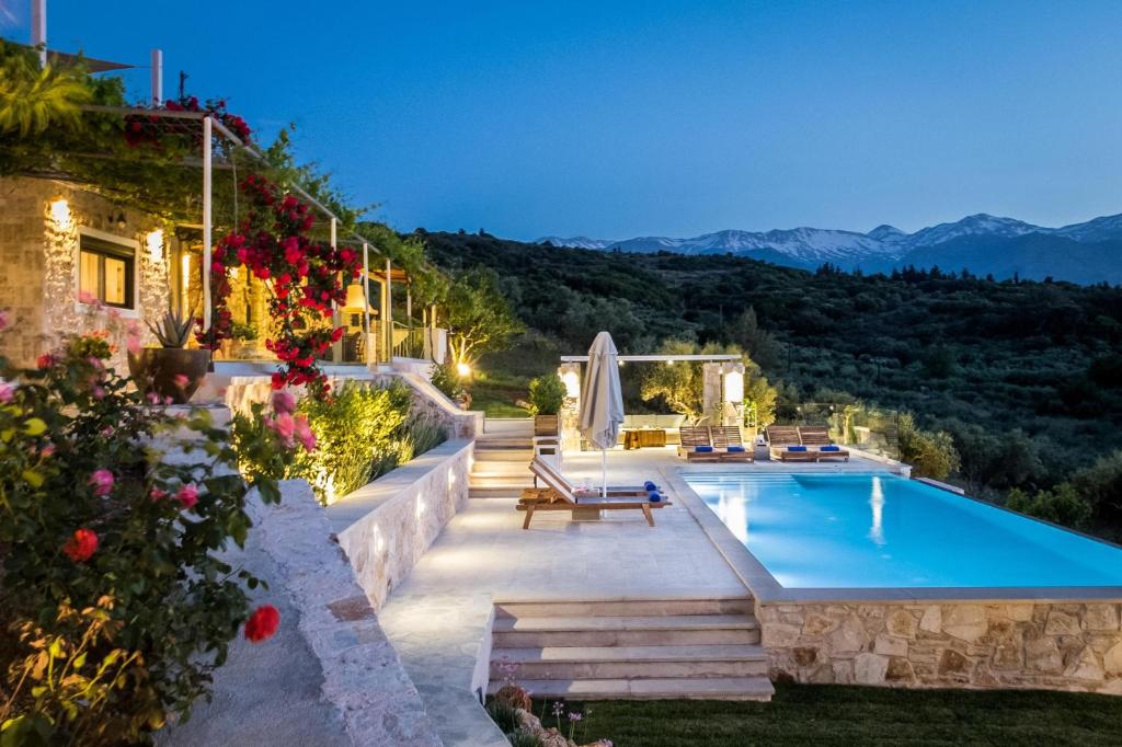 une villa avec une piscine et une maison dans l'établissement Aoria Villa By Hope Estate, à Arménoi