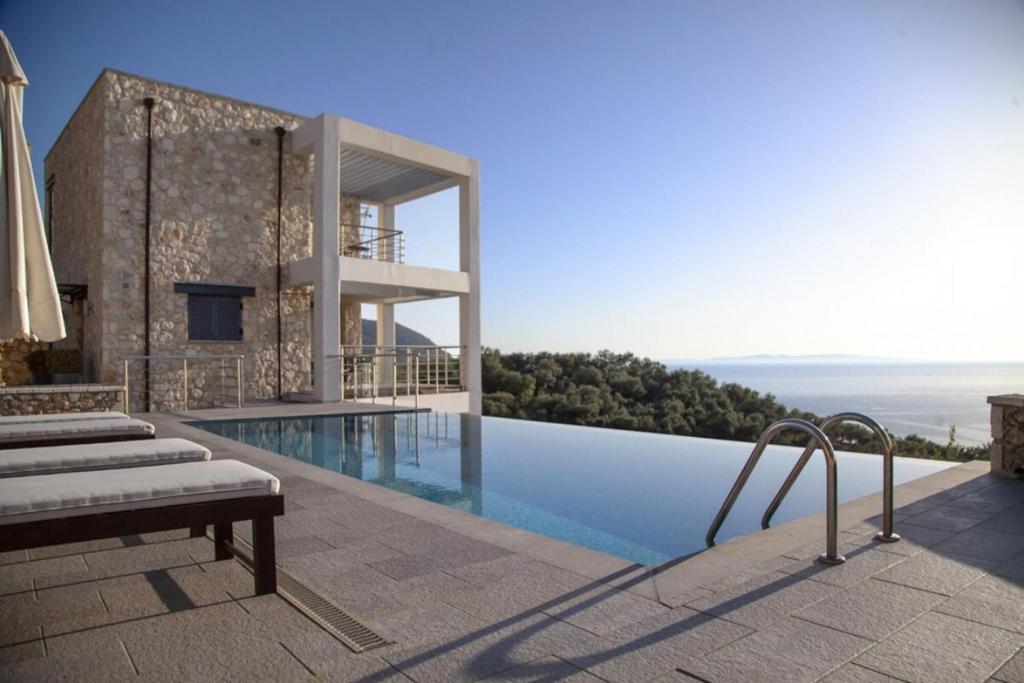 塞沃塔的住宿－Villa Aldena Luxury Residence， ⁇ 染带游泳池的房子