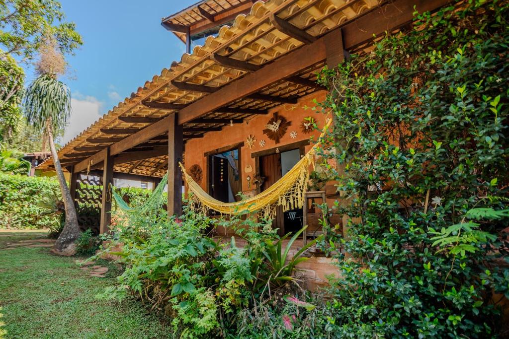 a house with a hammock in front of it at Tiô Isolda Artes & Hospedaria in Casa Branca