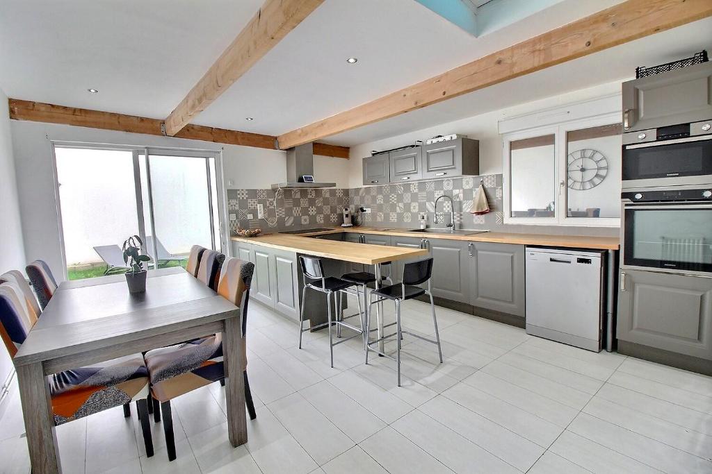 une cuisine avec une table et quelques chaises dans l'établissement Havre de paix, à Villejuif