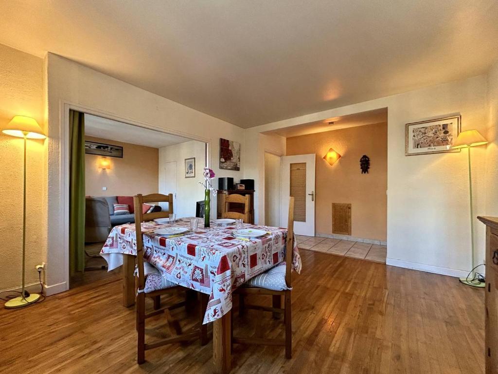 - une salle à manger avec une table et une nappe dans l'établissement Appartement 3 pièces lumineux à Briançon avec parking - FR-1-330C-141, à Briançon
