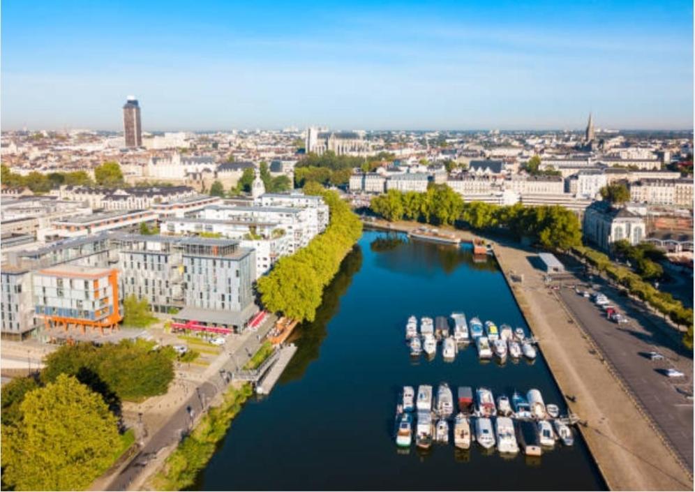 Vista generica su Nantes o vista sulla città dall'interno dell'appartamento