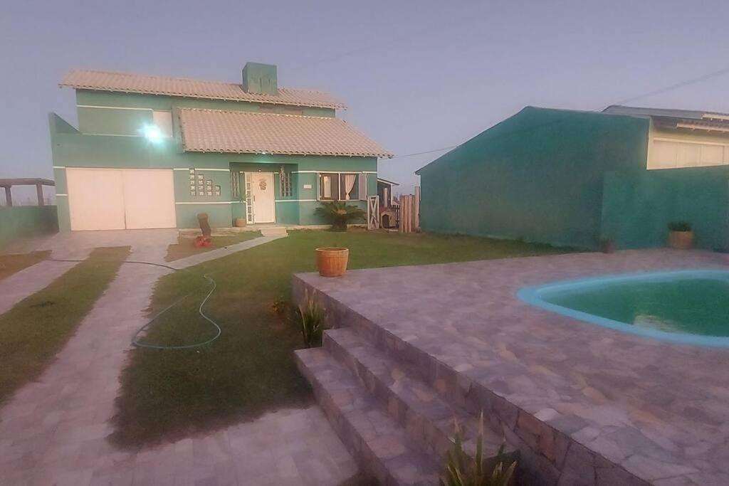 una casa con piscina en el patio en casa maravilhosa a Beira-Mar da Salinas, en Cidreira