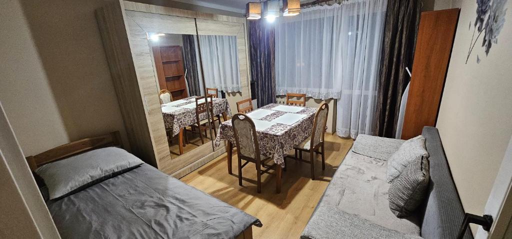mały pokój ze stołem i łóżkiem w obiekcie Apartament WIDOK 2 w Świebodzinie