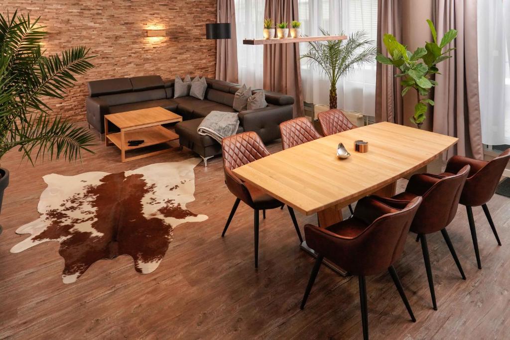 Hotel Apartment Leipzig Waldstraßenviertel Loft Terrasse, RedBull Arena, a living room with a table and a couch at Apartment Leipzig Waldstraßenviertel Loft Terrasse, RedBull Arena in Leipzig