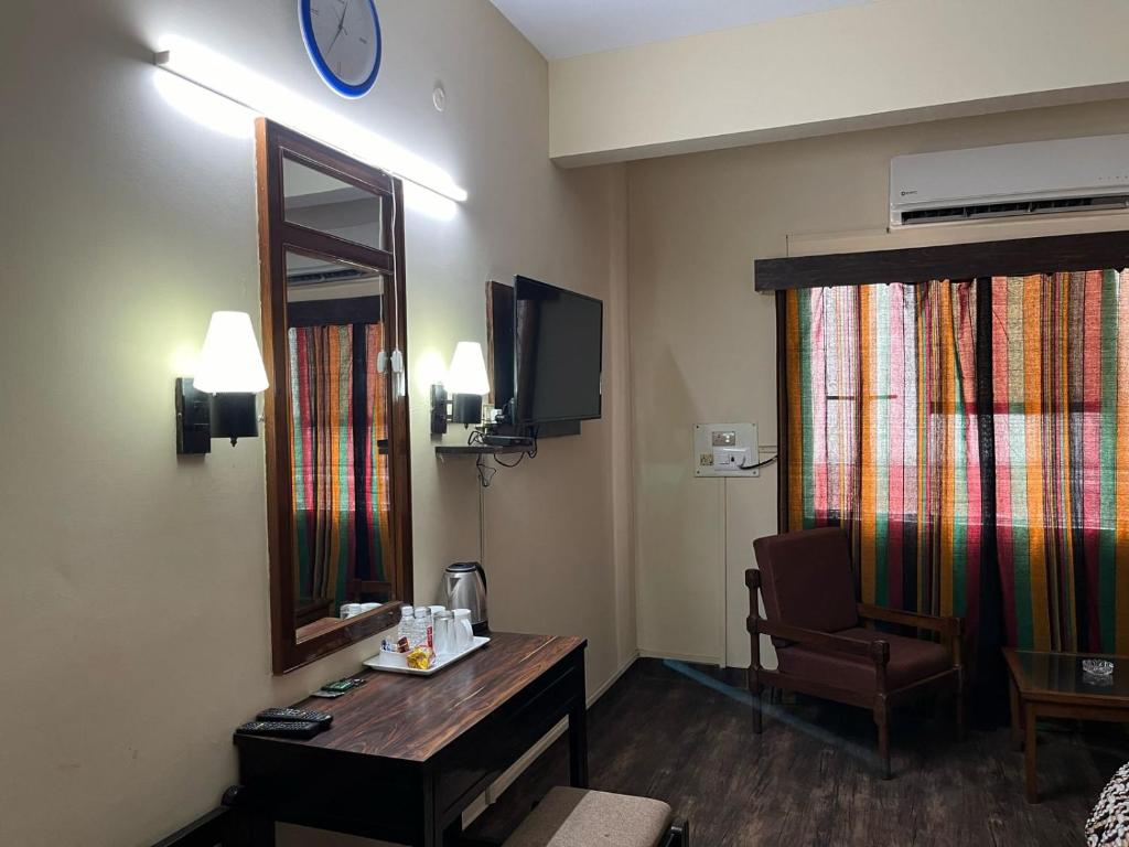TV a/nebo společenská místnost v ubytování Gautam Hotel