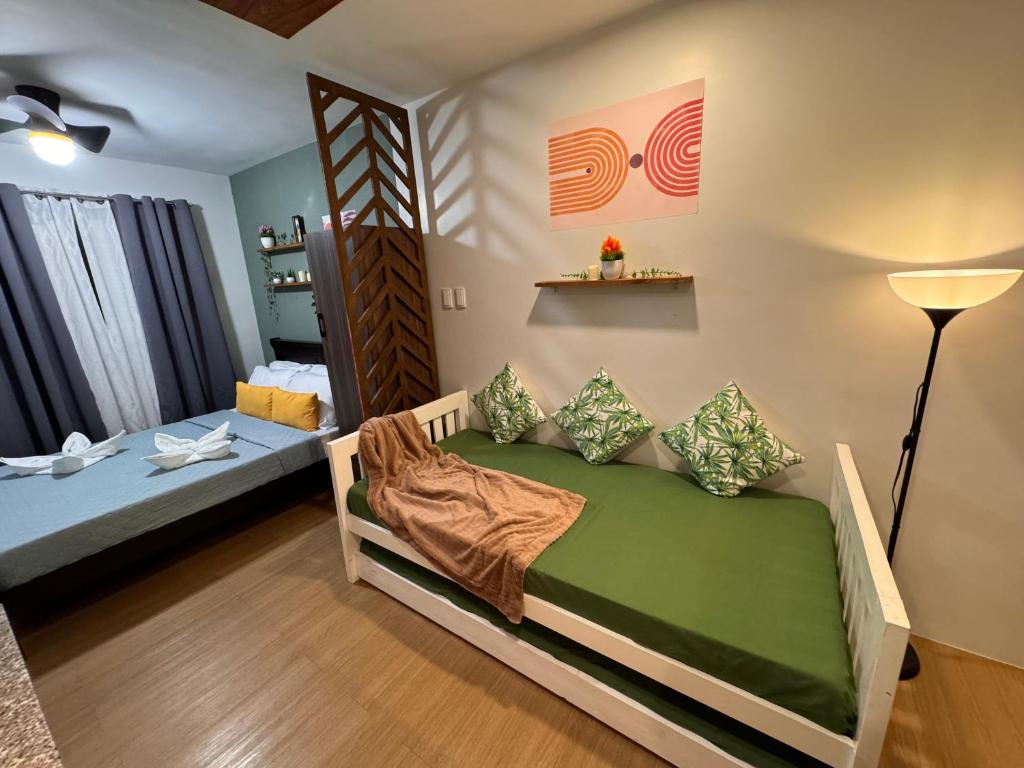 CozyVilla at Pine Suites Tagaytay 2BR or Studio with FREE PARKING - 阳台工作室