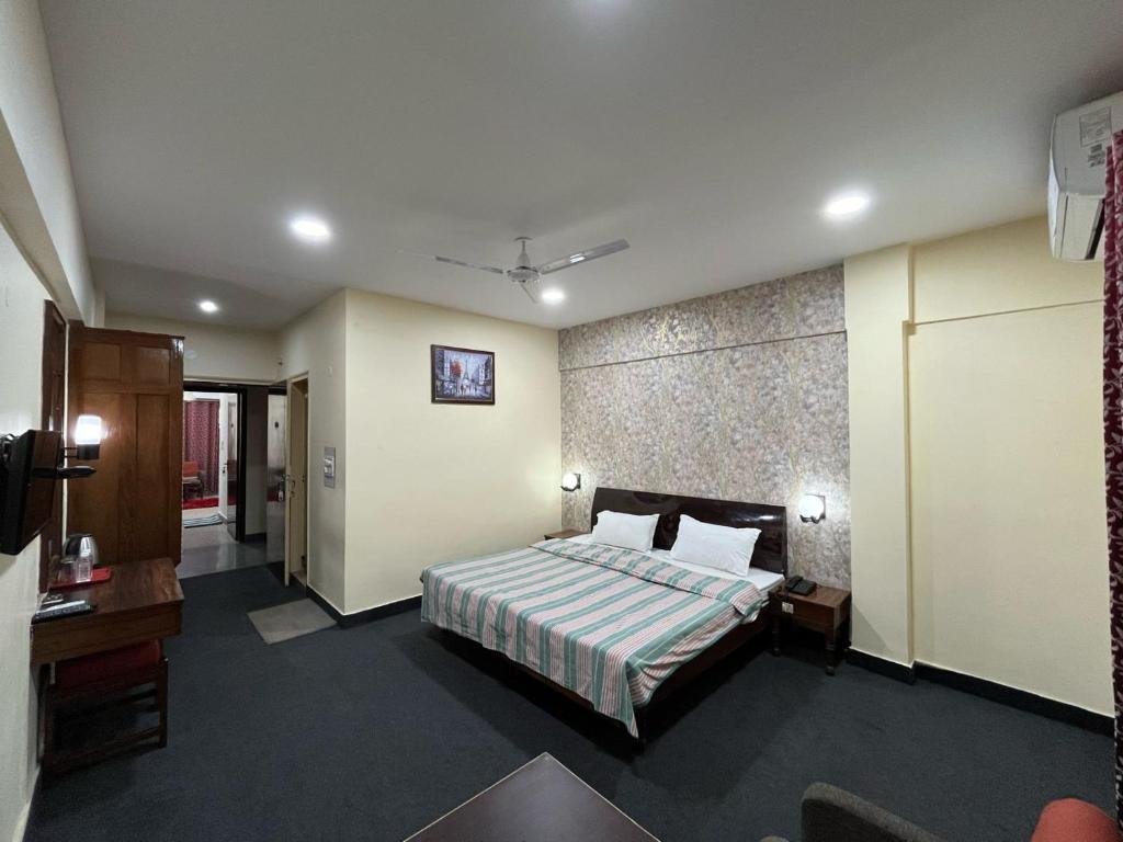 Postel nebo postele na pokoji v ubytování Gautam Hotel