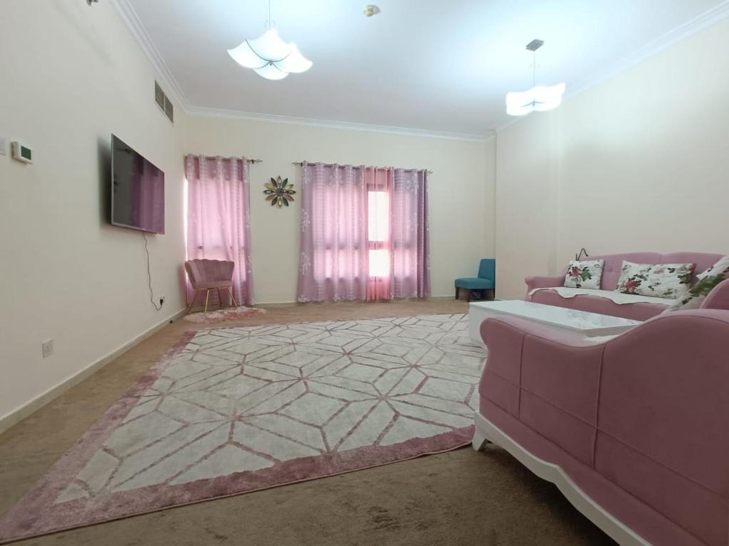 uma sala de estar com um sofá e uma televisão em 1 BHK fully furnished apartment em Dubai