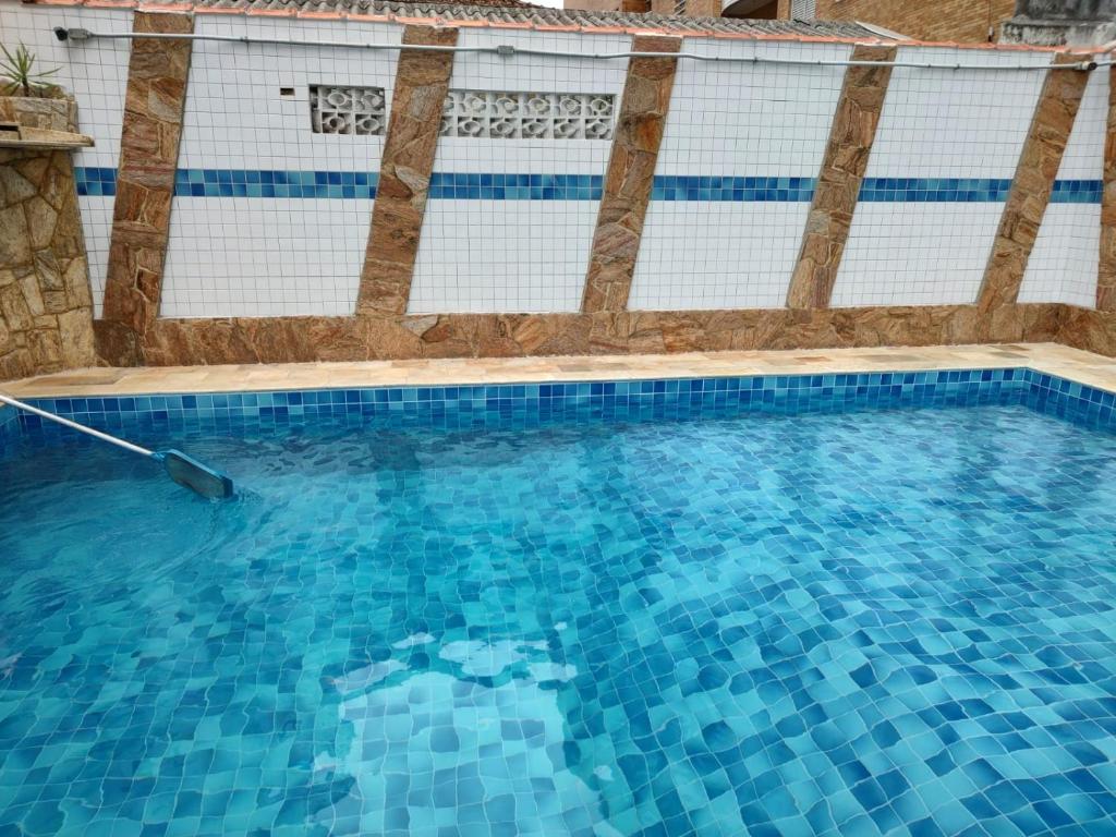 a swimming pool with a swimming cue in the water at Apartamento em Praia Grande in Praia Grande