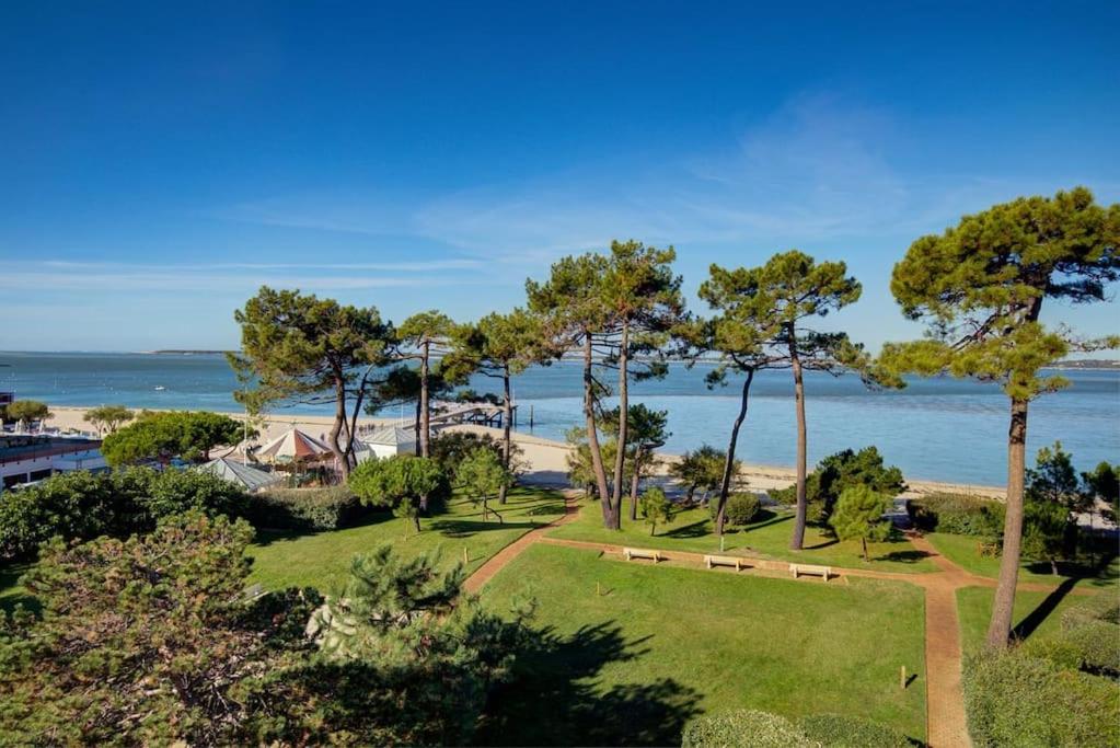 - une vue aérienne sur un parc à côté de la plage dans l'établissement Flat Bellevue-Le moulleau centre, à Arcachon