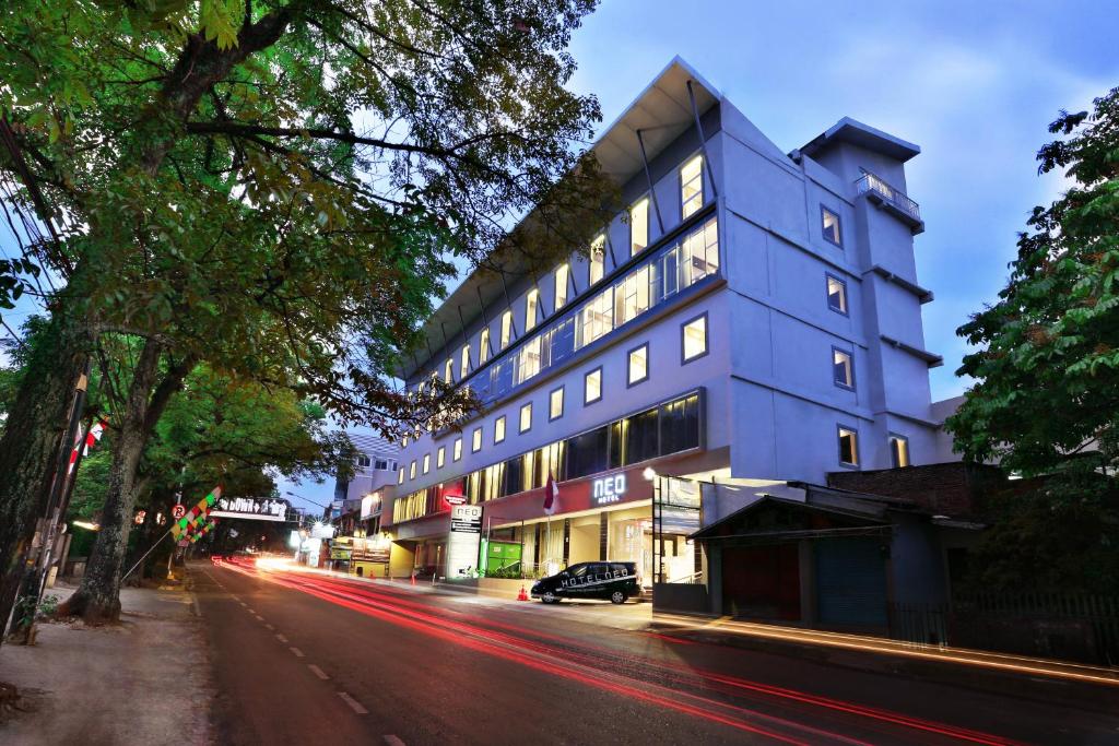un bâtiment bleu sur le côté d'une rue dans l'établissement Neo Dipatiukur Bandung by ASTON, à Bandung