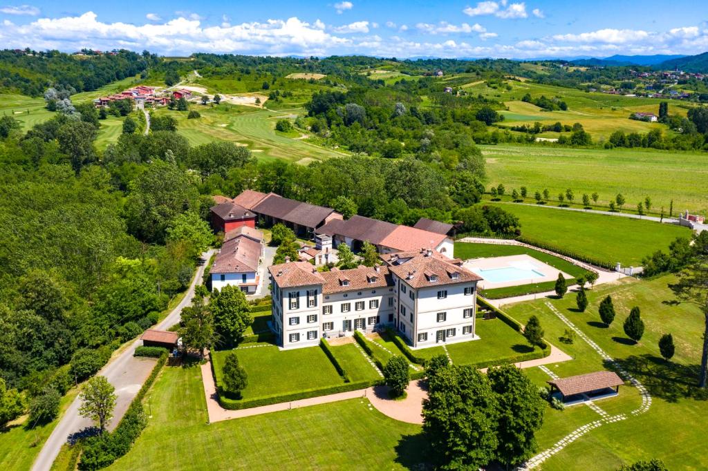 una vista aérea de una gran casa en un campo verde en Villa Raggi en Castelletto d'Orba