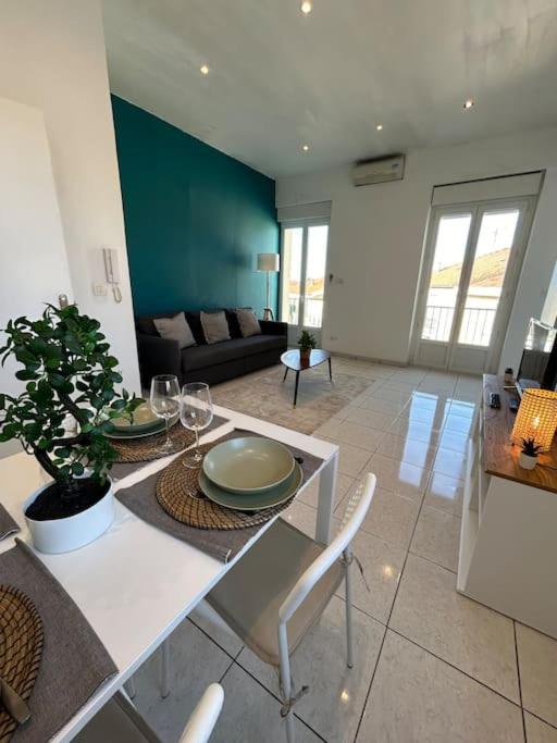 une cuisine et un salon avec une table et des chaises dans l'établissement L'alberto-Appartement centre ville Beziers- Wifi -Balcon -Clim, à Béziers