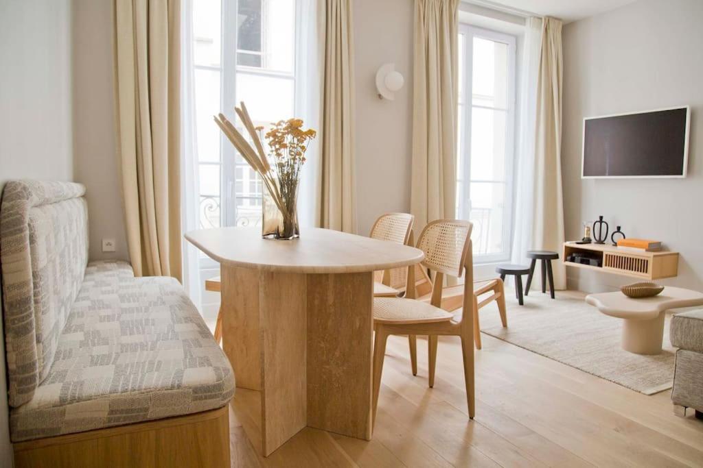 een woonkamer met een vaas met bloemen op een tafel bij Luxury and Design Perfect Apt Mouffetard 5th in Parijs