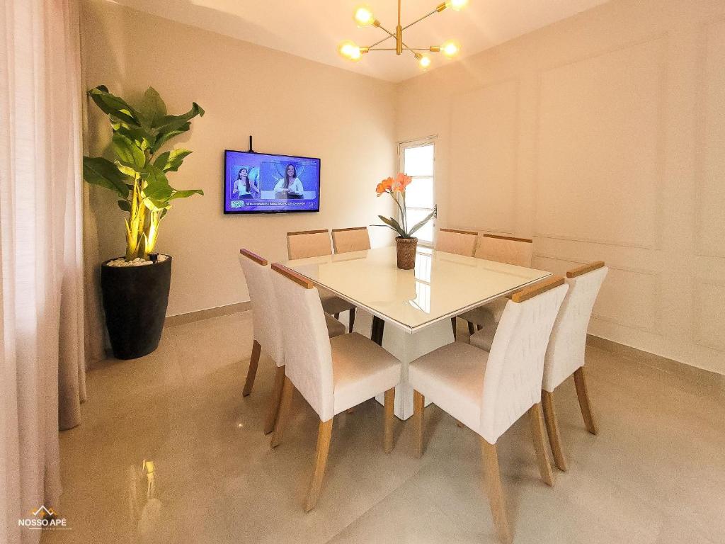 - une salle à manger avec une table et des chaises dans l'établissement NossoApê Recanto: Casa de 3 quartos em Lima Duarte, à Lima Duarte