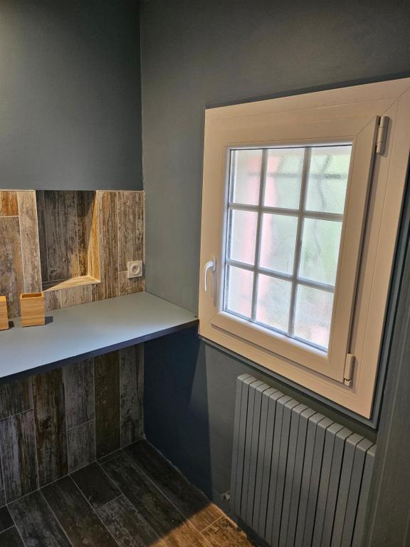 a kitchen with a window and a radiator at Chambres d&#39;hôtes Le Montagné in Villeneuve-lès-Avignon