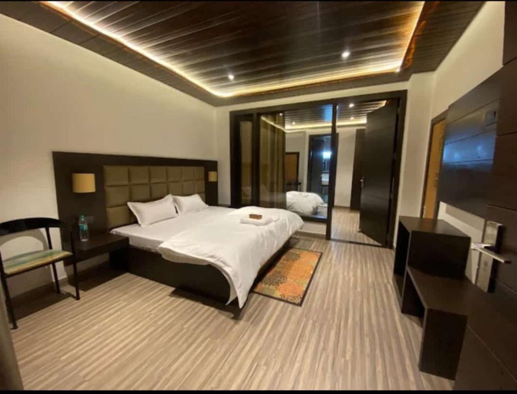 Hotel mounts with parking