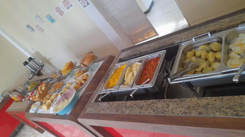 un buffet avec de nombreux types de nourriture différents dans l'établissement Hotel Rio Center, à Juazeiro
