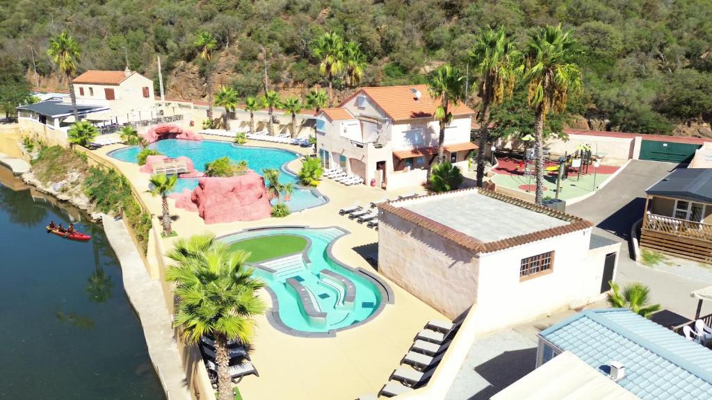 Bazén v ubytování Camping Vallée du Paradis nebo v jeho okolí