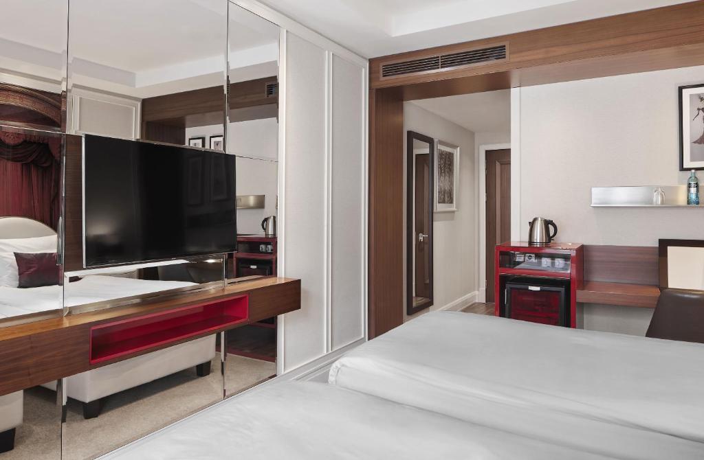 TITANIC Gendarmenmarkt Berlin - 12