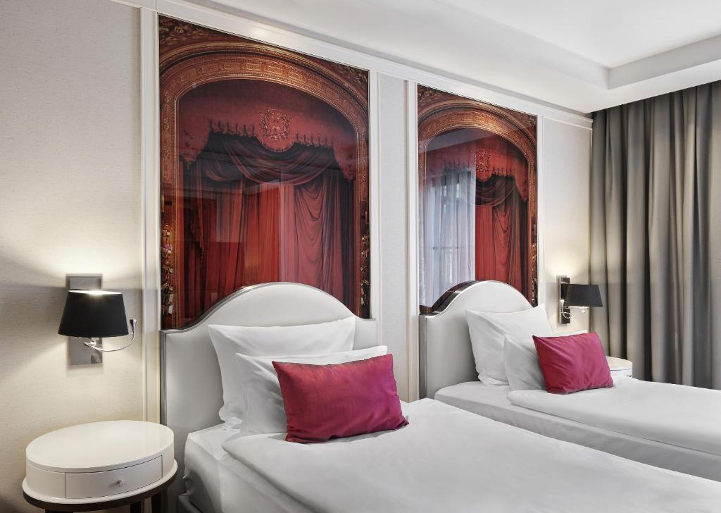 TITANIC Gendarmenmarkt Berlin - 11