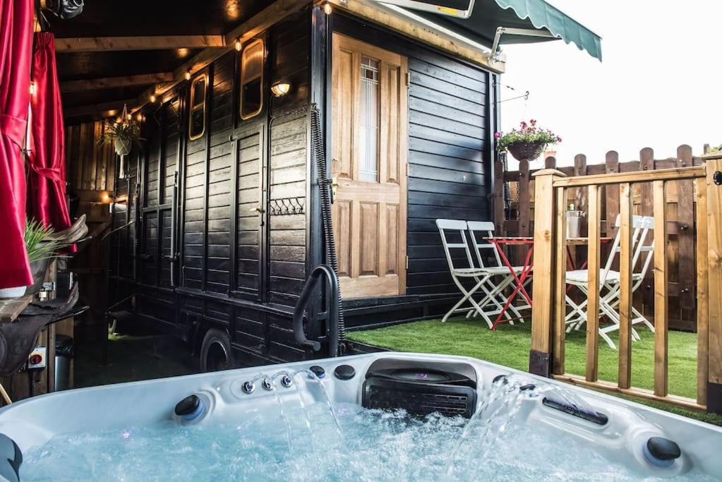 bañera frente a una casa en Drumbo Country House; 10ppl , Hot Tub, Sauna & Gym, en Carryduff