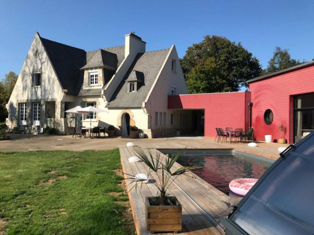a large house with a swimming pool in the yard at Villa de 4 chambres avec piscine privee terrasse et wifi a Plouigneau in Plouigneau