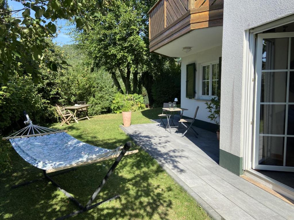 a garden with a hammock in the yard of a house at Taunusglück in Glashütten