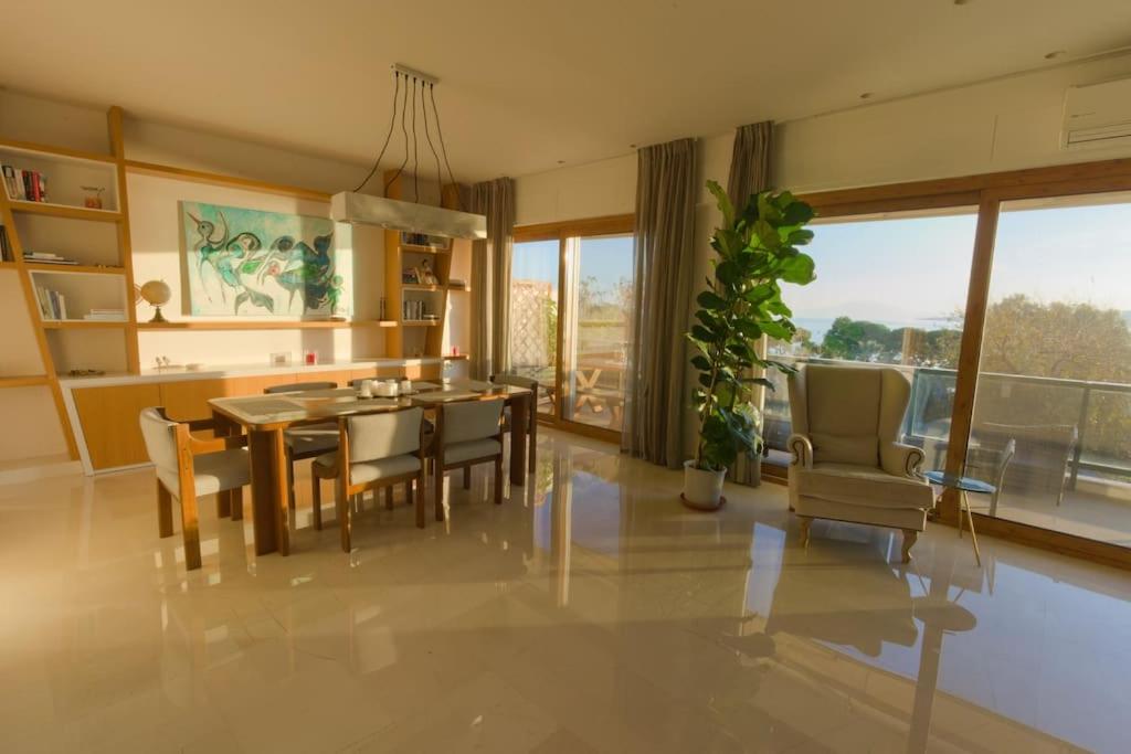 a kitchen and dining room with a table and chairs at Sunset city apartment in Volos