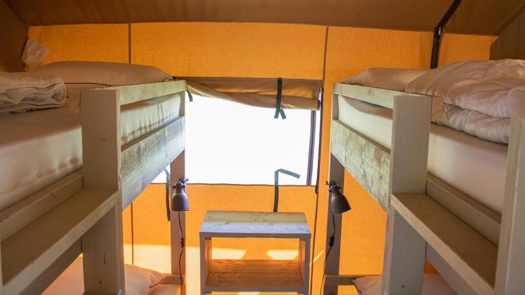 Postel nebo postele na pokoji v ubytování Glamping Nieuw Heeten
