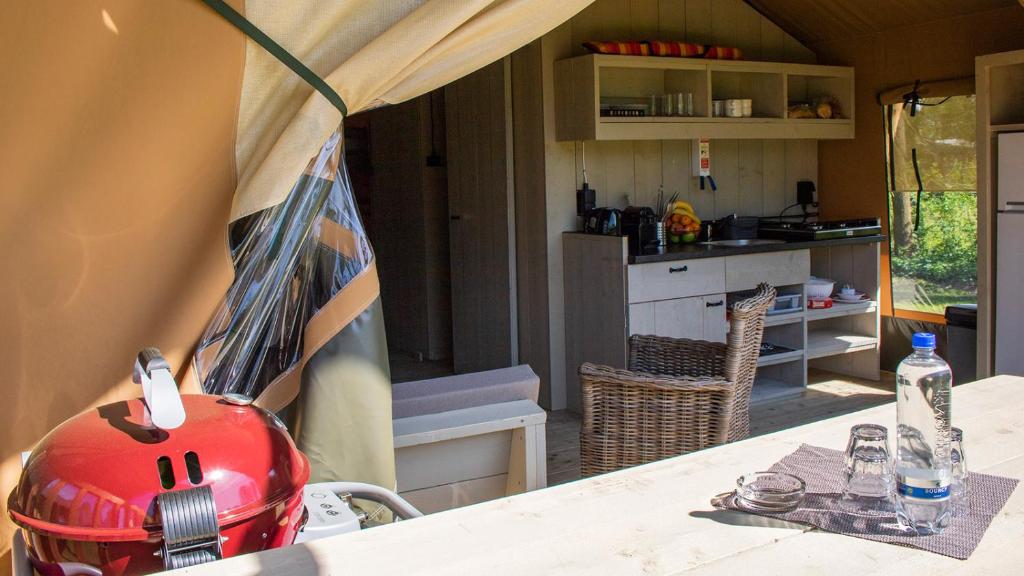 Kuchyň nebo kuchyňský kout v ubytování Glamping Nieuw Heeten