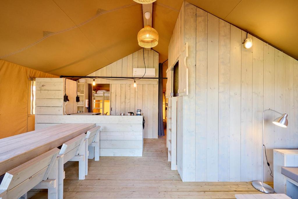 Kuchyň nebo kuchyňský kout v ubytování Glamping Nieuw Heeten