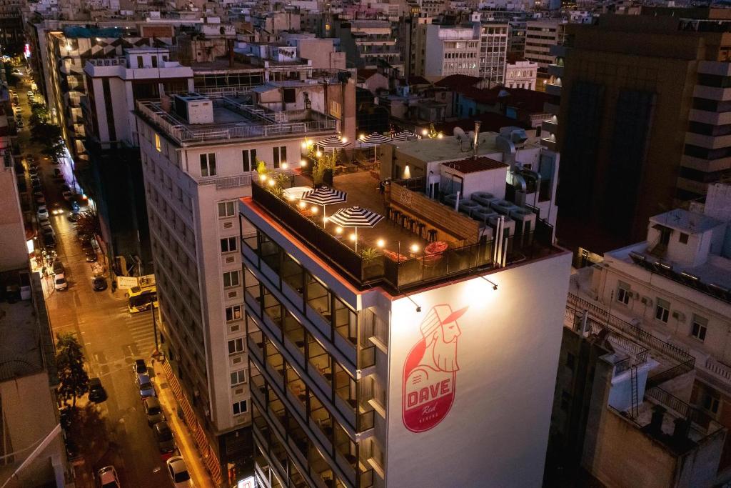 Dave Red Athens, a member of Brown Hotels في أثينا: إطلالة علوية على مبنى عليه علامة كوكايين