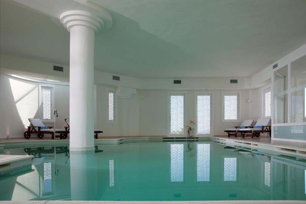 Bazén v ubytování Saint John Hotel Villas & Spa nebo v jeho okolí