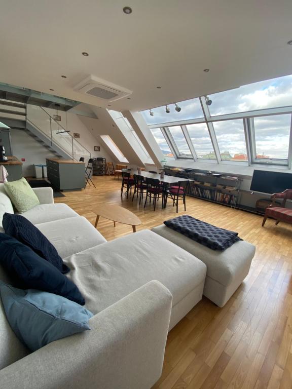 een woonkamer met 2 banken en een tafel bij 360 View Loft 3 in Wenen