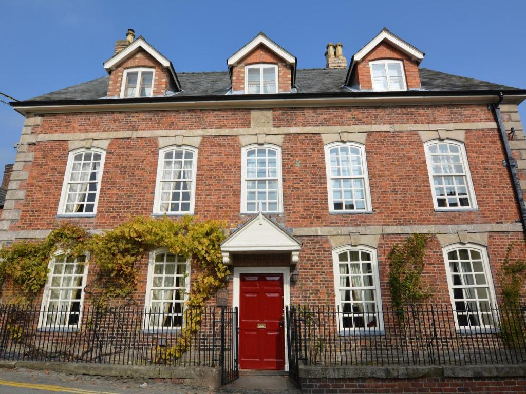 un edificio de ladrillo rojo con puerta roja en 9 Bed in Welshpool 40870, en Llanfyllin