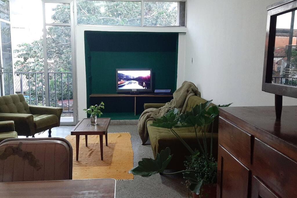 TV a/nebo společenská místnost v ubytování Departamento céntrico