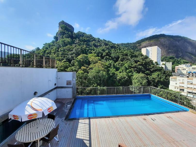 فندق رويالتي كوباكابانا في ريو دي جانيرو: مسبح فوق مبنى فيه جبل