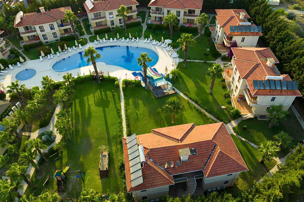 una vista aérea de una casa con piscina en The One Club Hotel, en Sarigerme