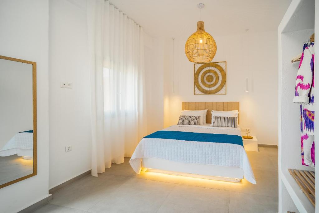 Postel nebo postele na pokoji v ubytování SELANA Suites Chora