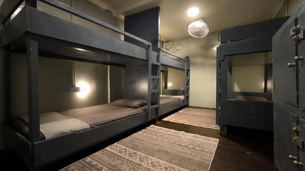 Katil dua tingkat atau katil-katil dua tingkat dalam bilik di Seahorse Diver Guesthouse