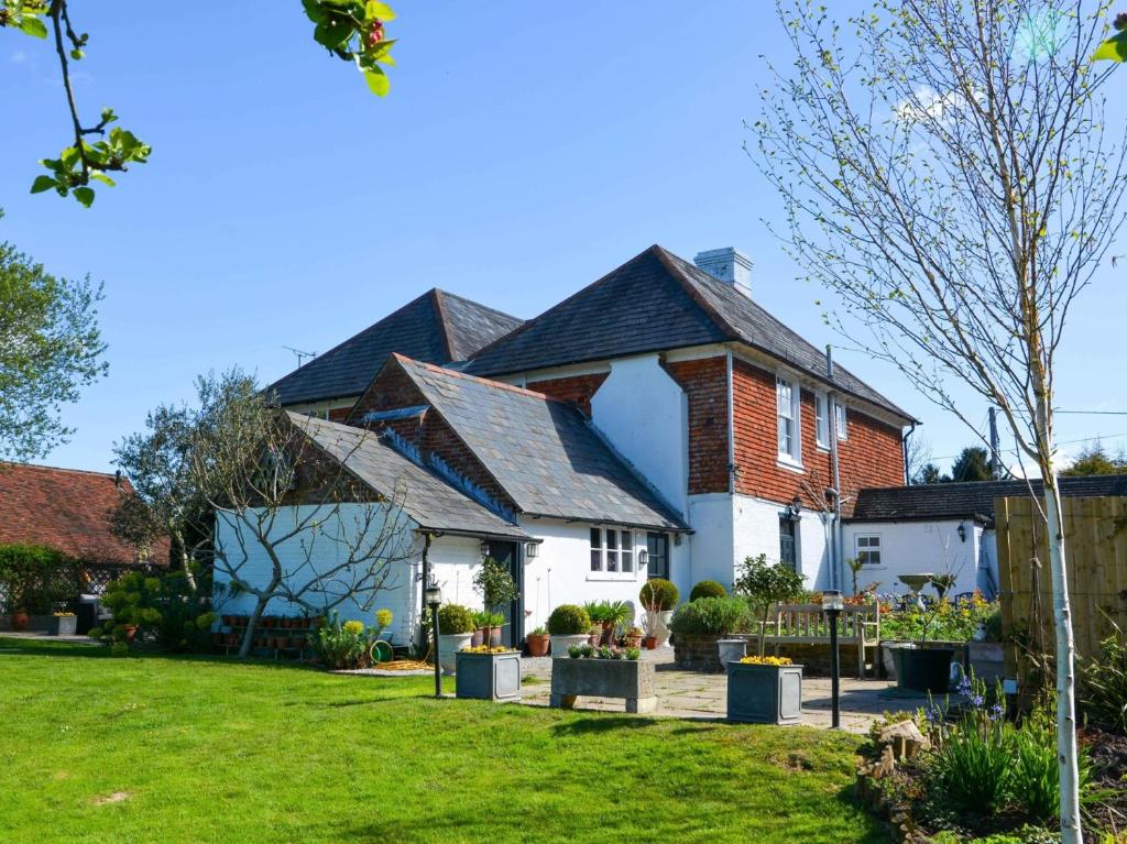 a house with a garden in front of it at 5 Bed in Hurst Green 46916 in Robertsbridge