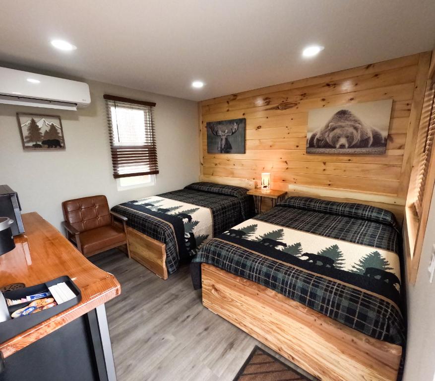 Rúm í herbergi á Sleepy Bear Inn