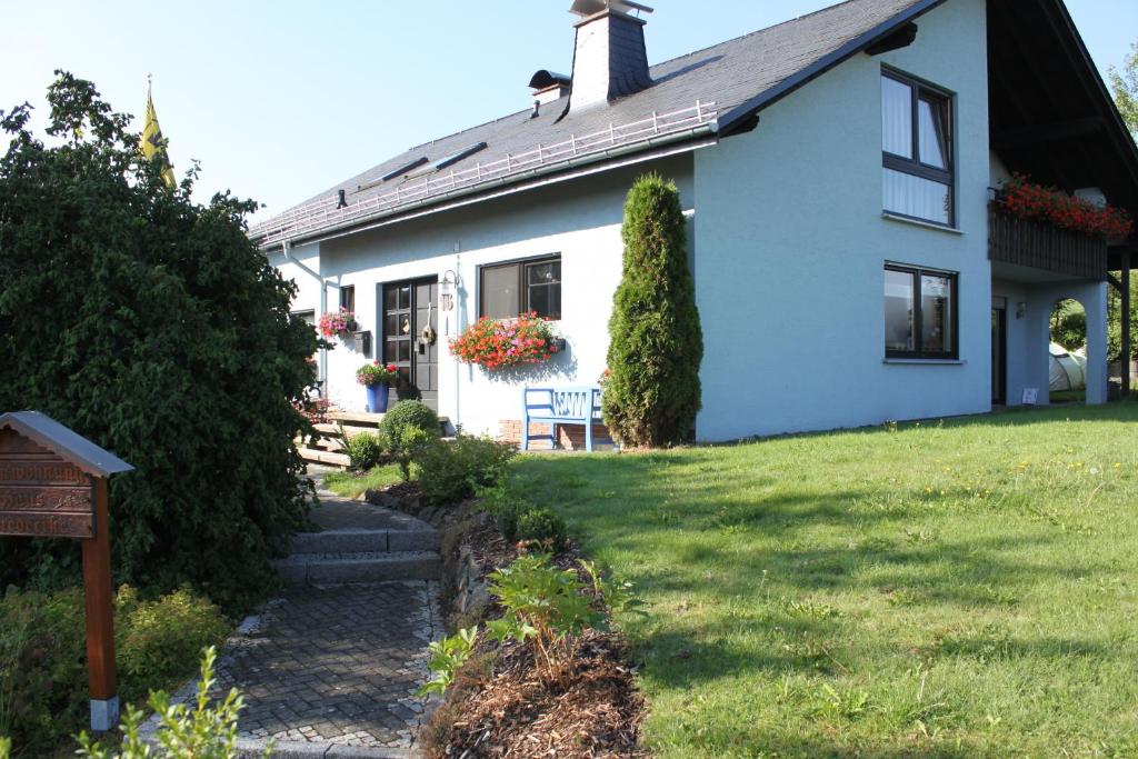 a white house with a sign in front of it at Ferienwohnung Haus Friederike ab 6 Übernachtungen, inclusive Meine Card Plus in Willingen