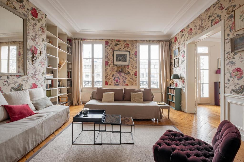 un salon avec un canapé et une table dans l'établissement Veeve - Flowers in Saint-Martin, à Paris
