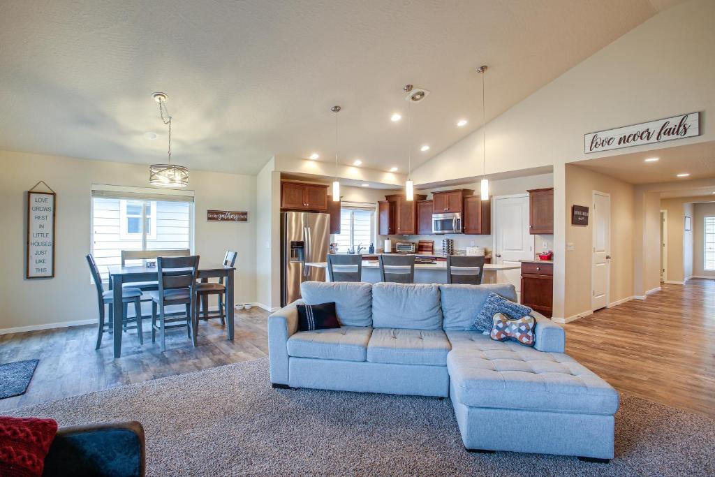 sala de estar con sofá azul y cocina en Welcoming Liberty Lake Home about 18 Mi to Spokane!, en Liberty Lake