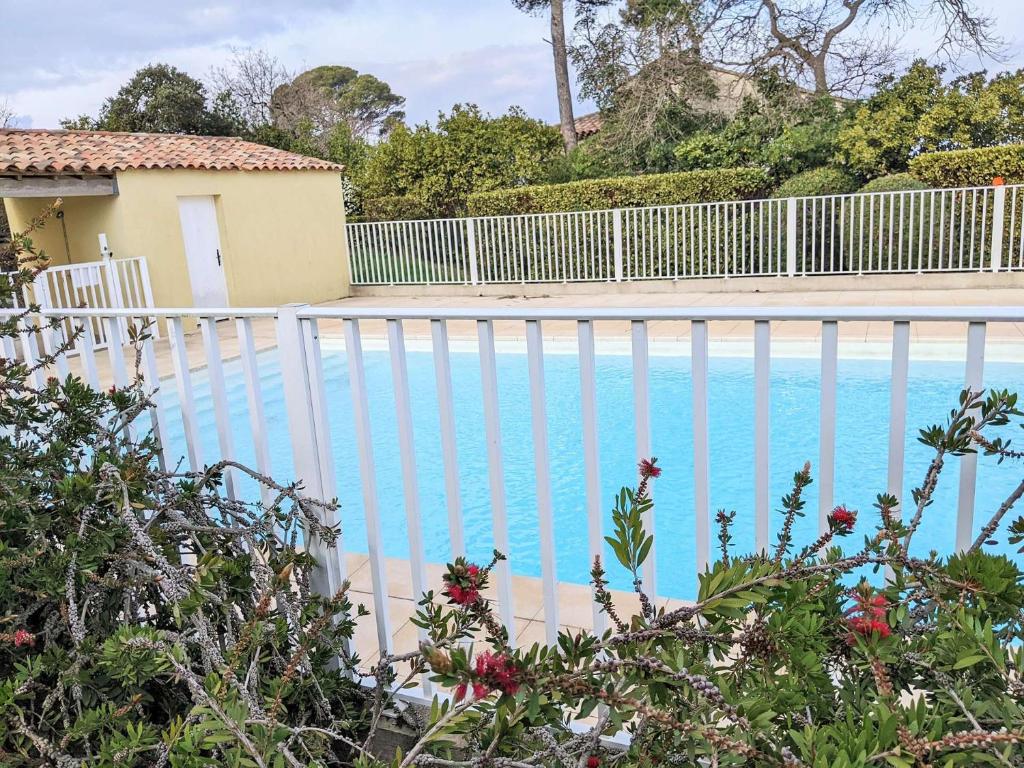 une clôture blanche à côté d'une piscine dans l'établissement Locations de vacances à Six-fours avec piscine et parking privé et à 800m de la plage, à Six-Fours-les-Plages