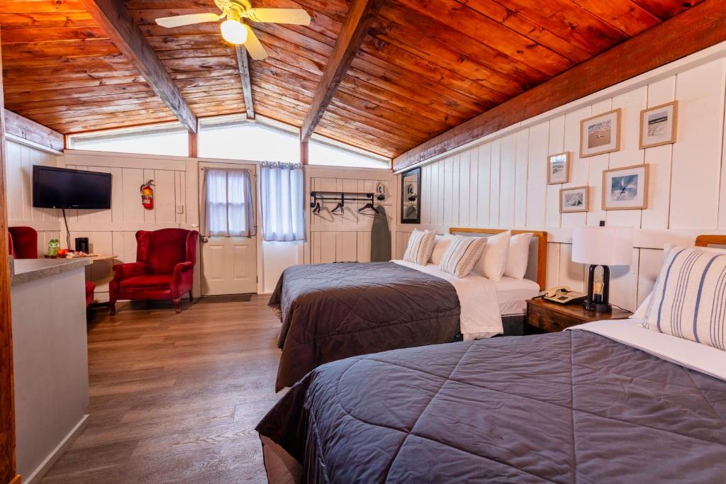 TV a/nebo společenská místnost v ubytování Old Orchard Inn
