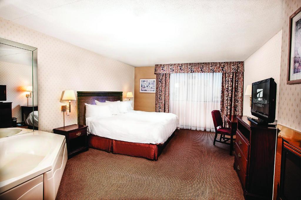 
Queen Suite with Whirlpool
